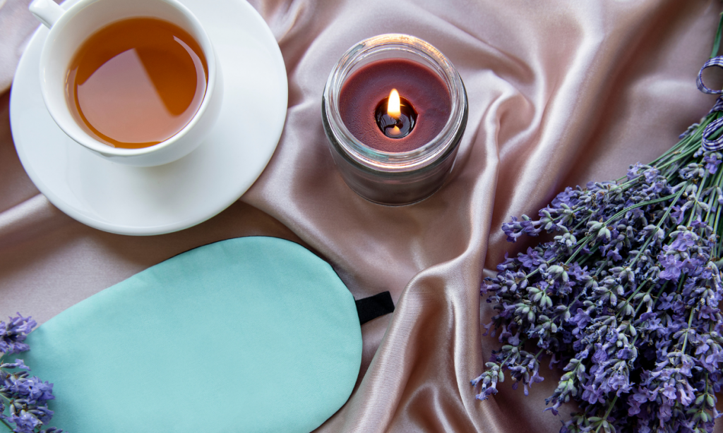 Šoljica čaja, aromatična sveća i stručak lavande na stolu