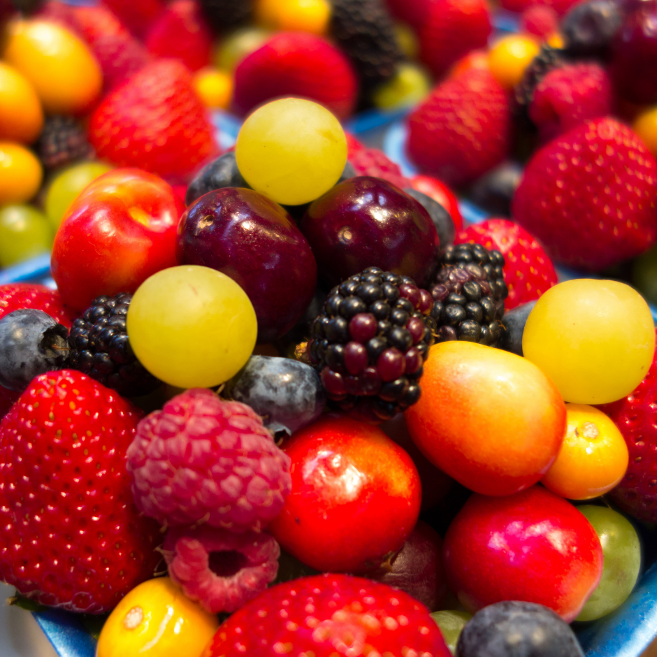 Raznovrsno voće, maline, kupine, jagode, borovnice, grožđe